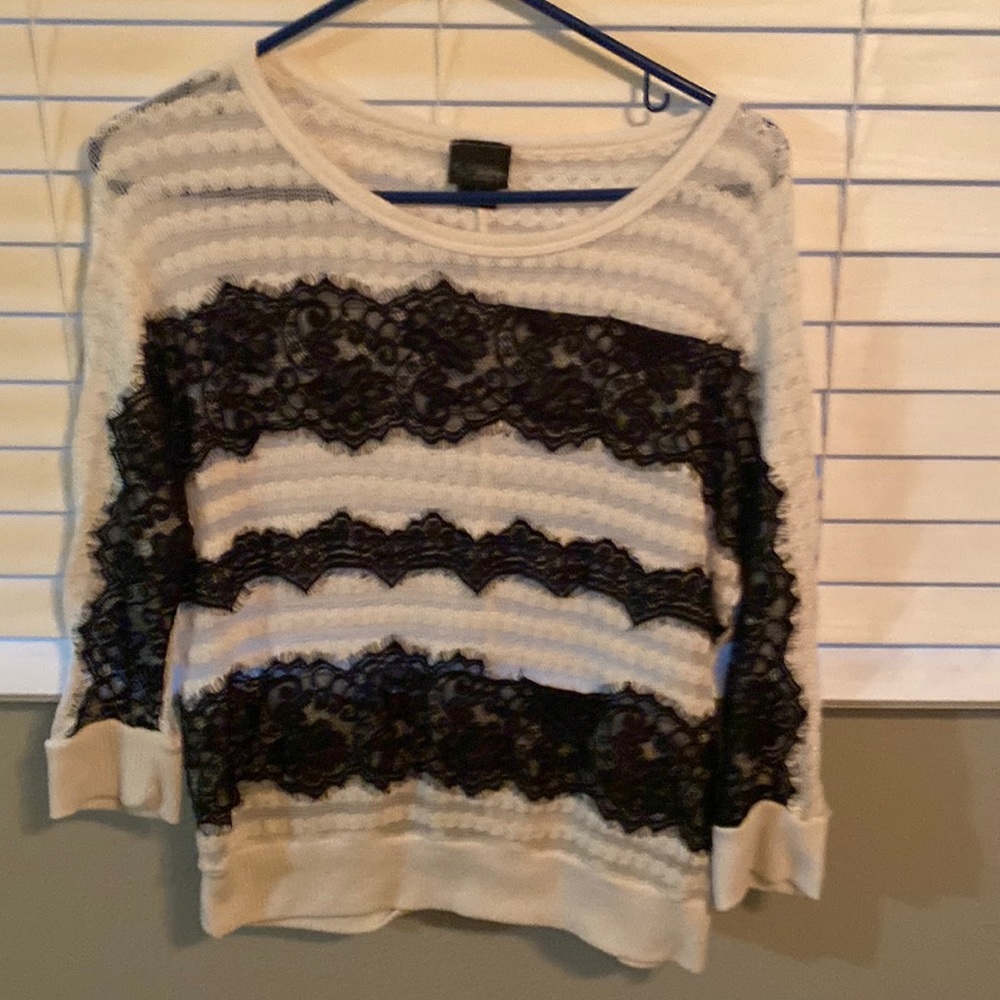 Medium whit and black daytrip sweater